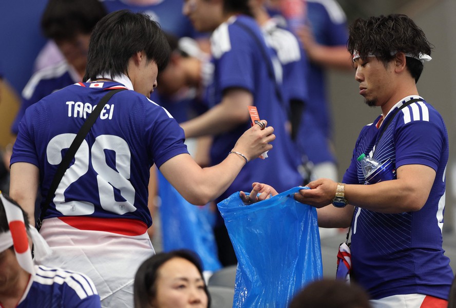 Torcida do Japão faz a limpa na arquibancada