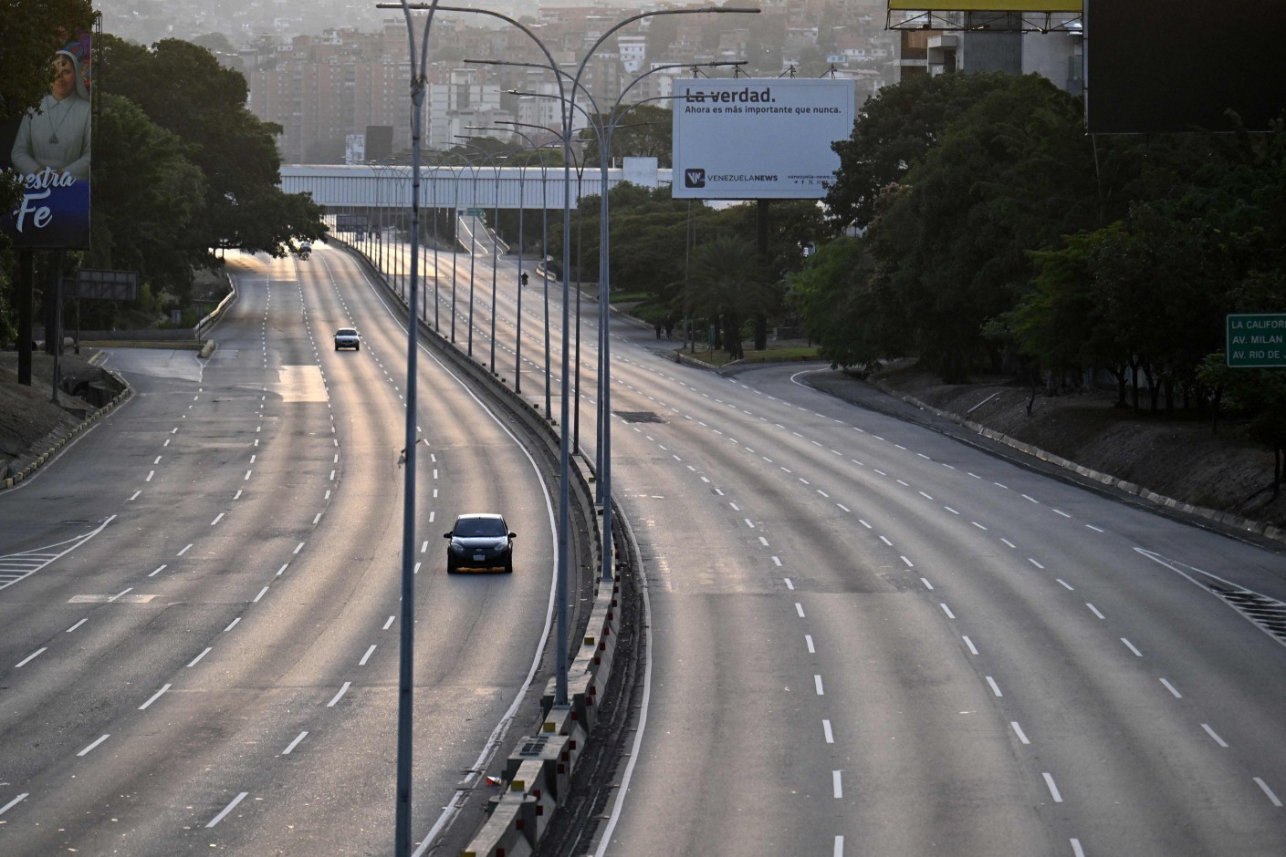 Rodovia Francisco Fajardo, em Caracas, fica vazia após ataques na Venezuela — Foto: Juan BARRETO / AFP