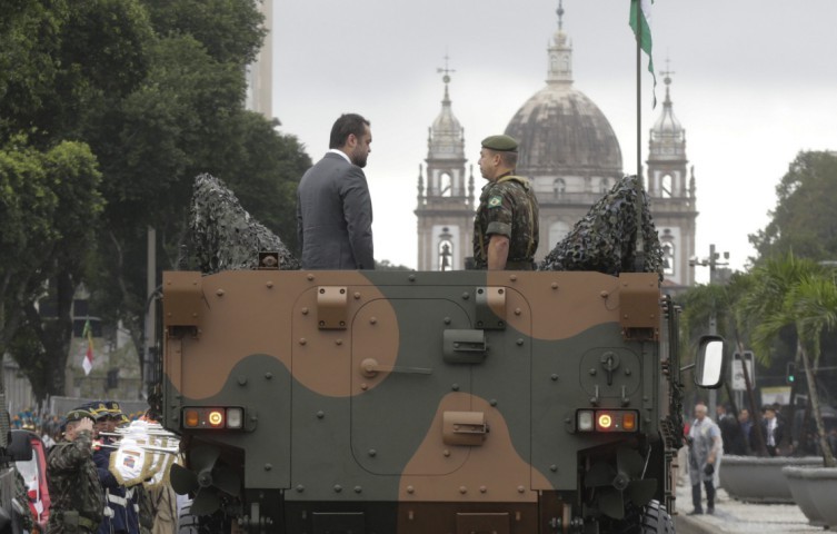 Na Avenida Presidente Vargas, no Rio, o governador Cláudio Castro sobre um veículo blindado do Exército — Foto: Domingos Peixoto / Agência O Globo