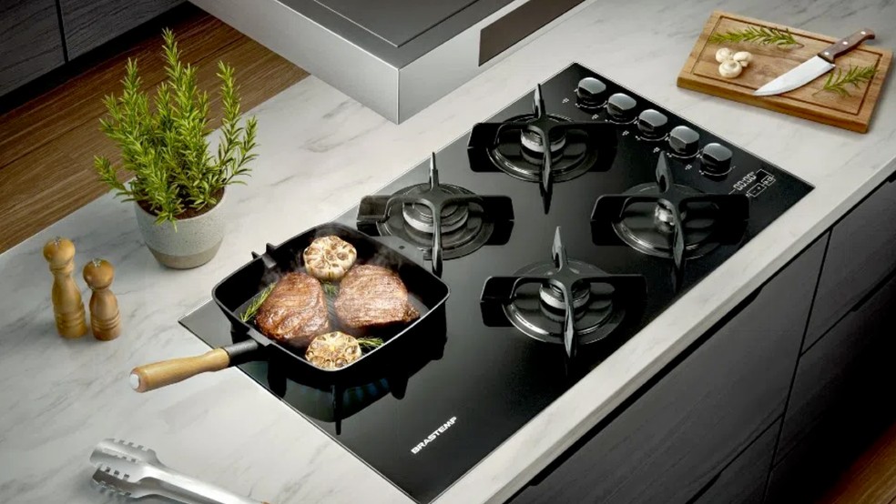 Cooktop a gás aceita panela de qualquer material, como um fogão — Foto: Reprodução/Brastemp