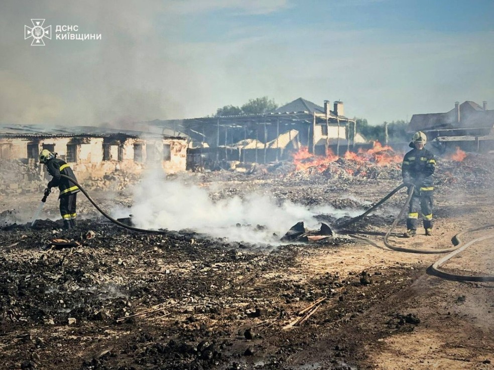 Bombeiros apagamincêndio Apósum ataque russo naregião dekiev, emmeioà Invasão Russada Ucrânia. - Foto: AFP