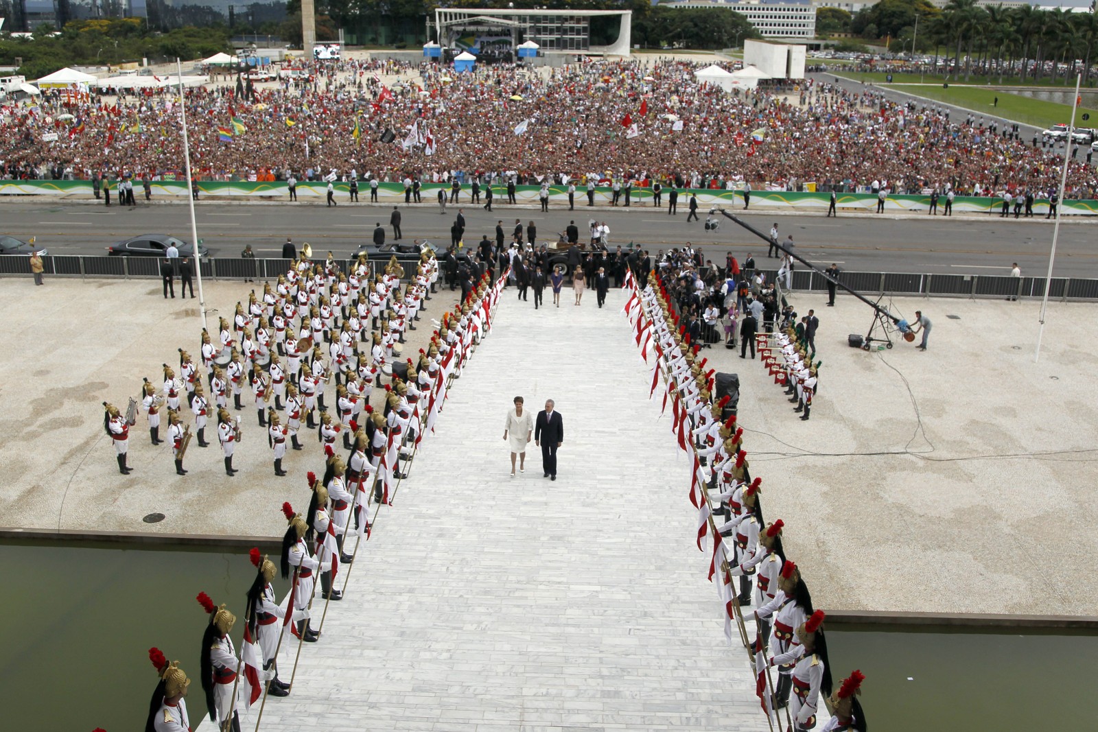 Dilma e seu vice-presidente Michel Temer sobem a rampa do Planalto em 2011 — Foto: Jorge William