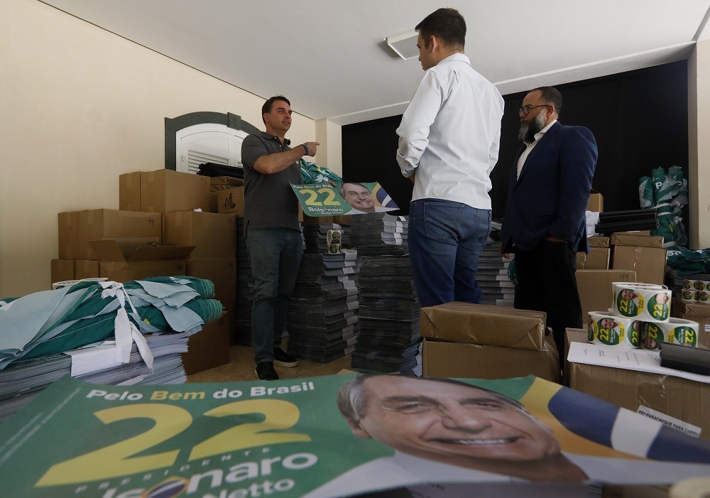 Um dos cômodos  da casa guarda material de campanha para ser distribuído — Foto:  Cristiano Mariz/O Globo