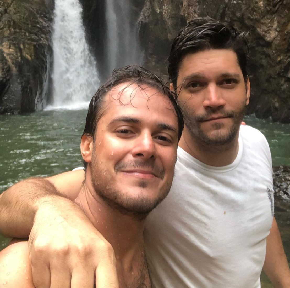 Armando Babaioff (à direita) com o namorado Victor Novaes — Foto: Reprodução/Instagram
