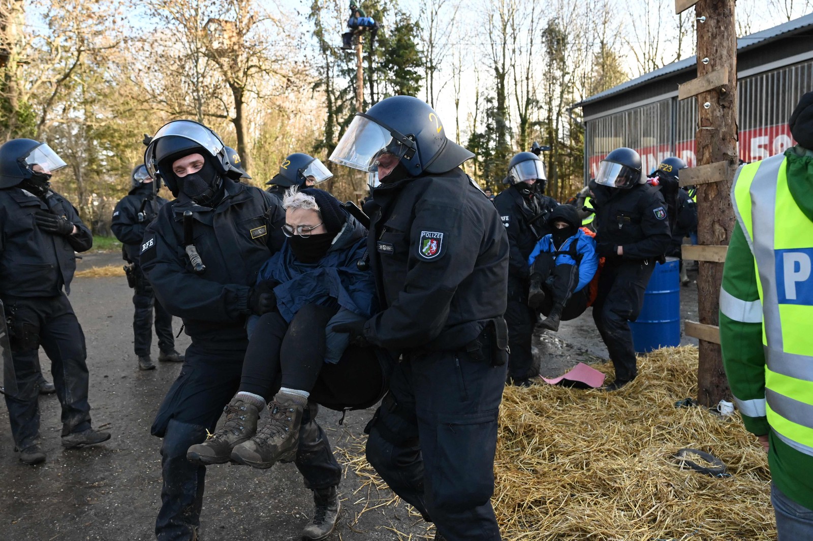 Policiais retiram ativistas anticarvão de um celeiro na vila de Luetzerath, oeste da Alemanha, antes de uma demolição para expandir uma mina de carvão nas proximidades. — Foto: INA FASSBENDER / AFP