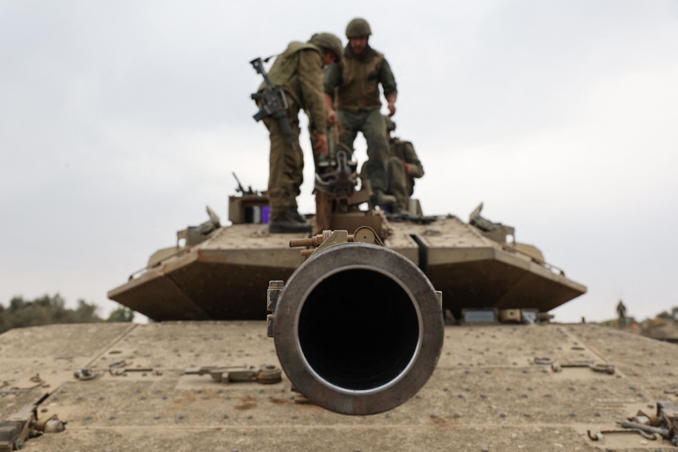 Tanque de guerra israelense posicionado na Faixa de Gaza em conflito contra Hamas — Foto: Jack Guez/AFP