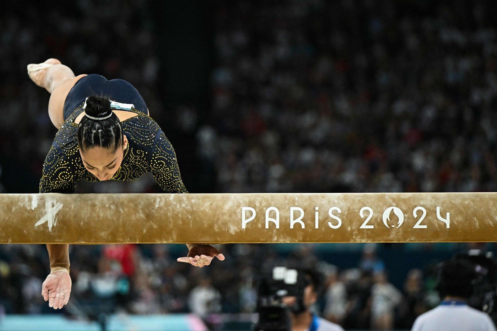 Olimpíadas: Rebeca Andrade 'ganha' de Simone Biles em dois aparelhos na ...