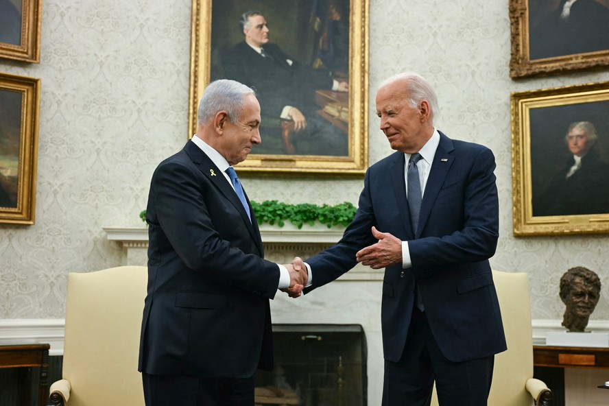 Presidente dos EUA, Joe Biden (D), aperta a mão do premier israelense, Benjamin Netanyahu