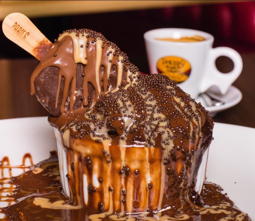 Onipresente nas redes sociais, o grand gateau é um clássico do restaurante Paris, que oferece diversas combinações do doce feito com picolés e bolo de chocolate quente. Avenida Lucio Costa 3.150, Barra