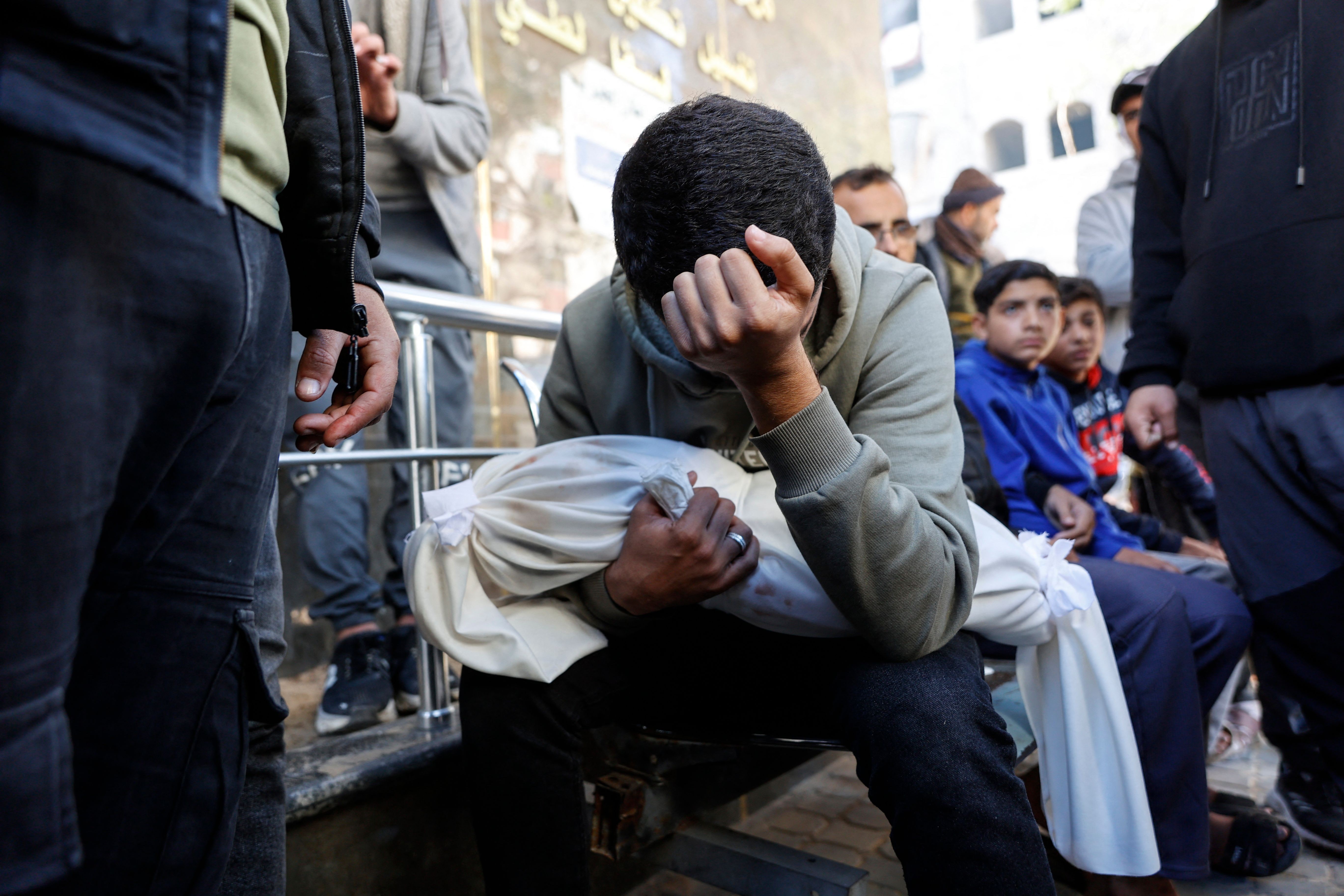 Bombardeio israelense mata seis palestinos, incluindo um beb&ecirc;, que estavam abrigados em escola na Faixa de Gaza