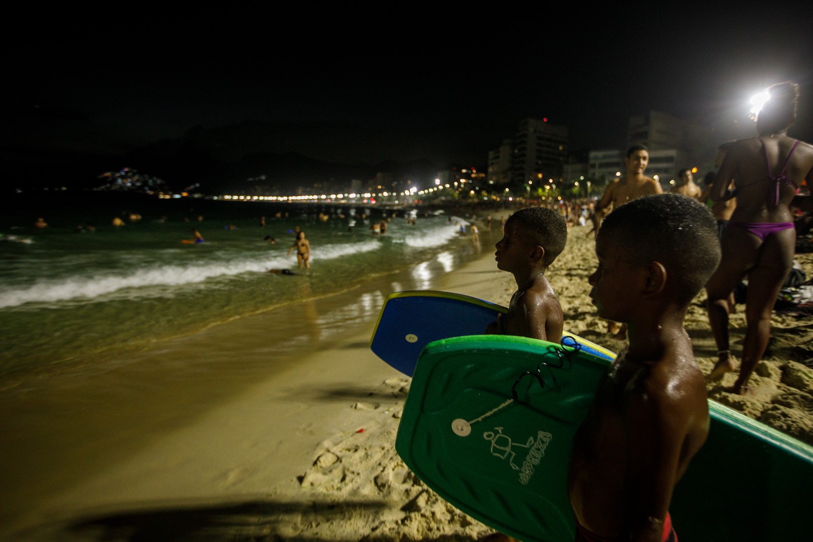 A turminha do bodyboard se prepara para pegar ondas na noite do Arpoador    — Foto: Brenno Carvalho