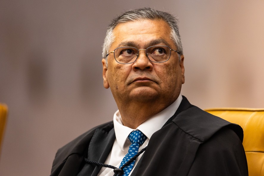 Dino assume Primeira Turma do STF e tenta reduzir tensões enquanto avança com trama golpista