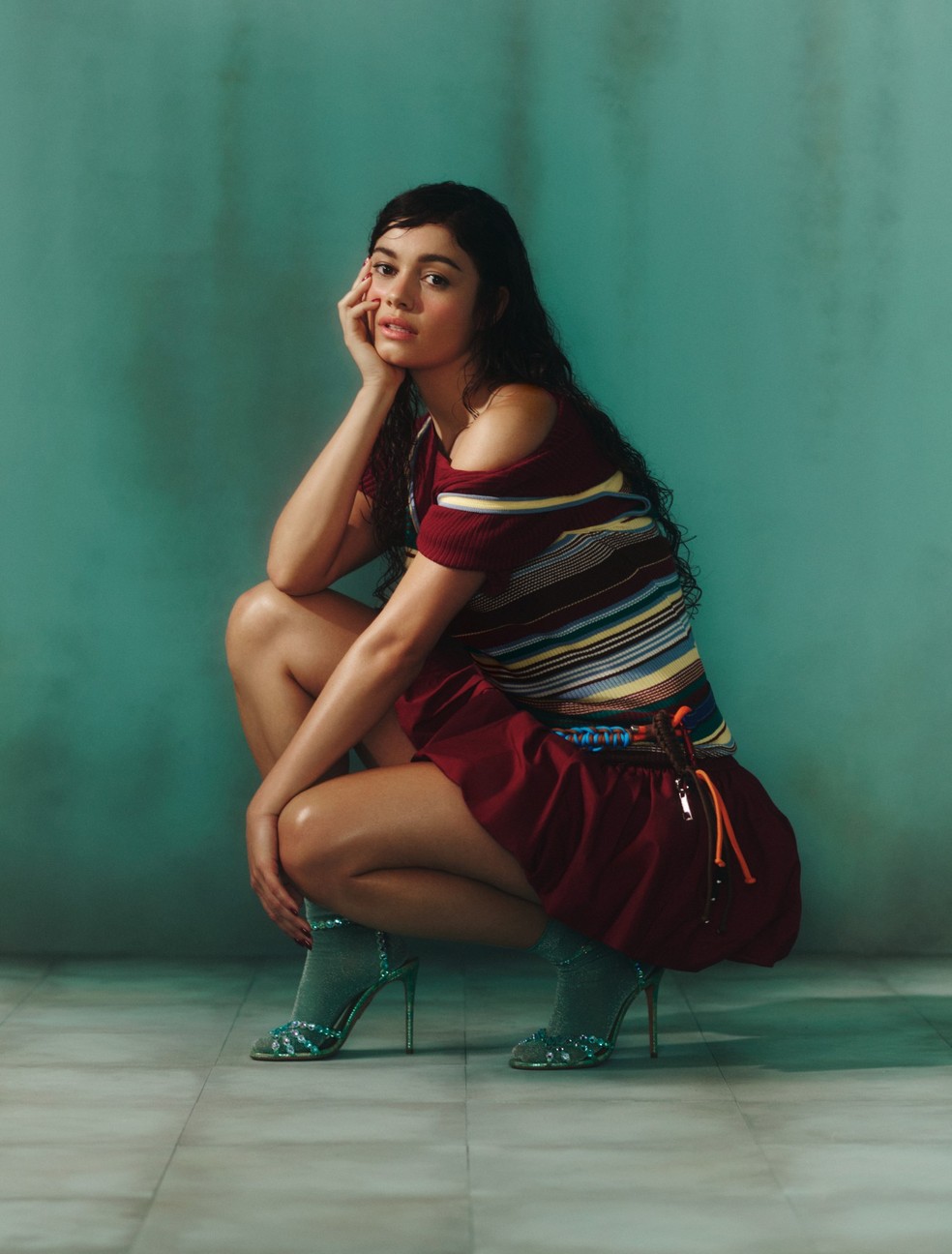 Vestido NV, regata sobreposta Almost Vintage no Gallerist, cinto e chaveiro Alexandre Pavão, meia Calzedonia e sapatos Aquazzura — Foto: Hudson Rennan