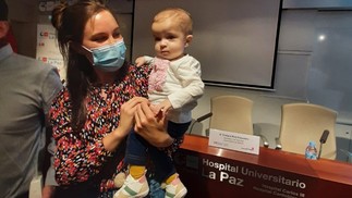 A pequena Emma, ​​13 meses, nos braços da mãe em, Madrid, na Espanha — Foto: Reprodução