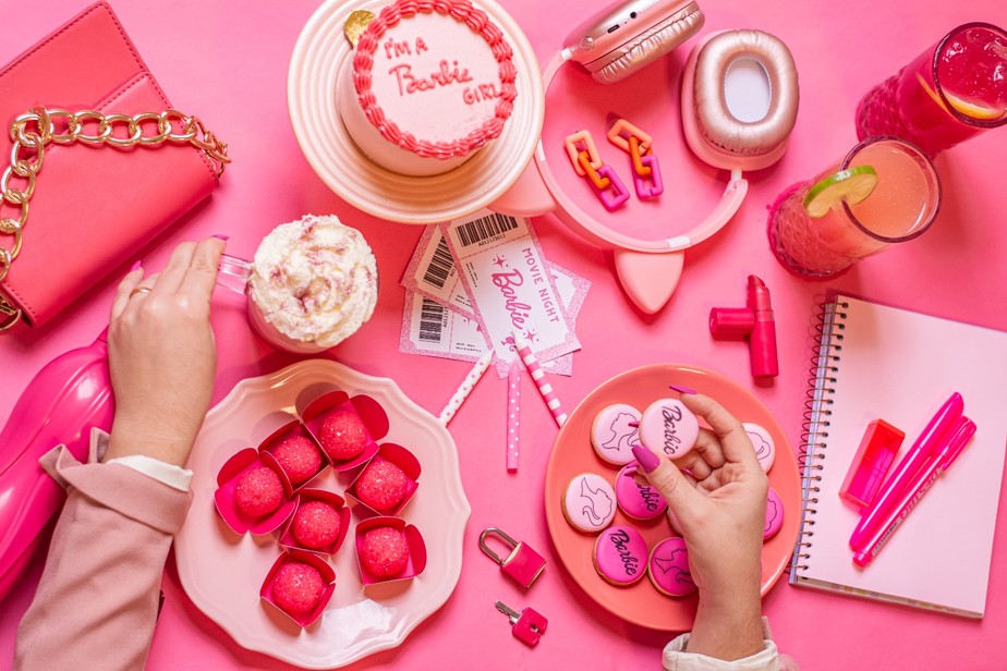 Acarajé, sushi, pizza e até pamonha rosa: Barbiecore invade a culinária e  causa polêmica - Fotos - R7 Viva a Vida