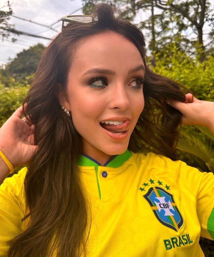  "Amooo Brasil!!! Todas as energias positivas para as nossas meninas na Copa do Mundo", postou Larissa Manoela  — Foto: Reprodução