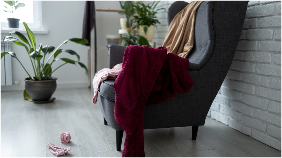 Roupas largadas na cadeira podem ter fatores emocionais, segundo especialista — Foto: Freepik