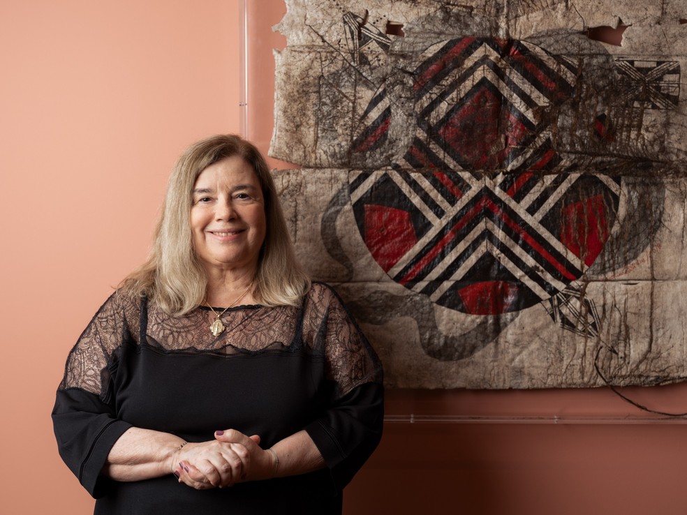 A artista visual Christina Oiticica, que abre a mostra "Dichotomie", em que enterrou e desenterrou quadros em aldeia indígena na Bahia — Foto: Alex Teuscher/Divulgação