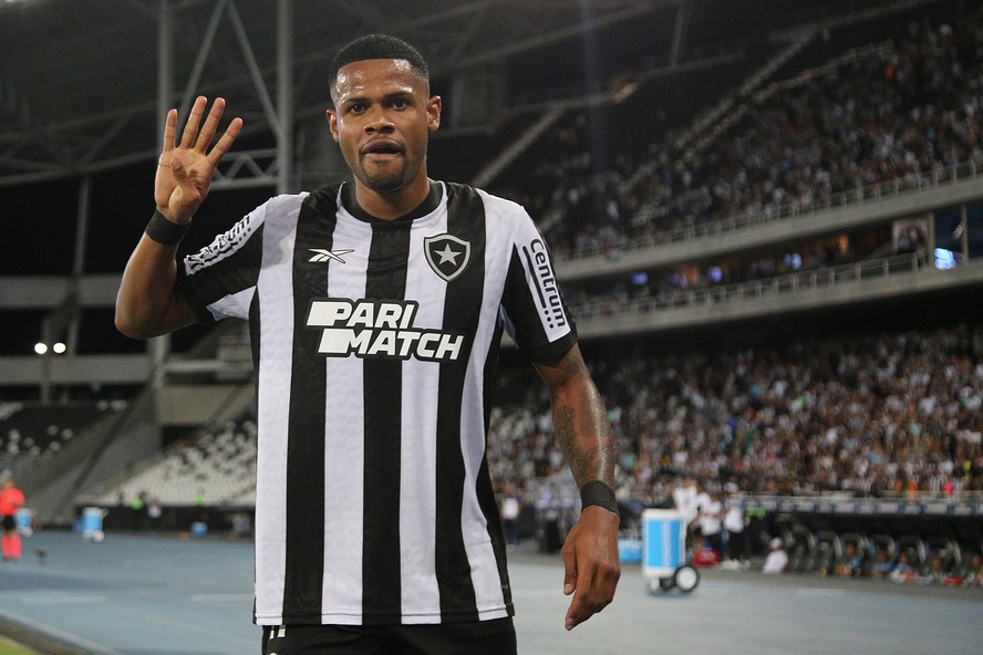 Júnior Santos comemora seus quatro gols contra o Aurora; atacante é o artilheiro da Libertadores