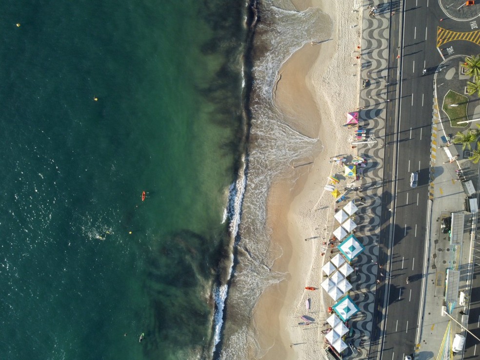 A projeção é que as praias do Leme e de Copacabana percam até 100 metros de faixa de areia até o final do século — Foto: Custodio Coimbra / Agência O Globo