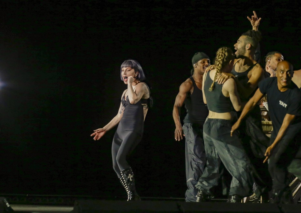 Lady Gaga ensaia com os bailarinos no palco montado na Praia de Copacabana — Foto: Marcelo Theobald/Agência O Globo
