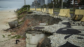 Parte do calçadão destruído por uma ressaca foi interditado e abandonado na Barra da Tijuca, Zona Oeste do Rio — Foto: Hermes de Paula / Agência O Globo