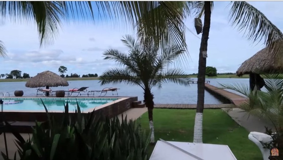 Detalhe da piscina e lago da Talismã — Foto: Reprodução YouTube