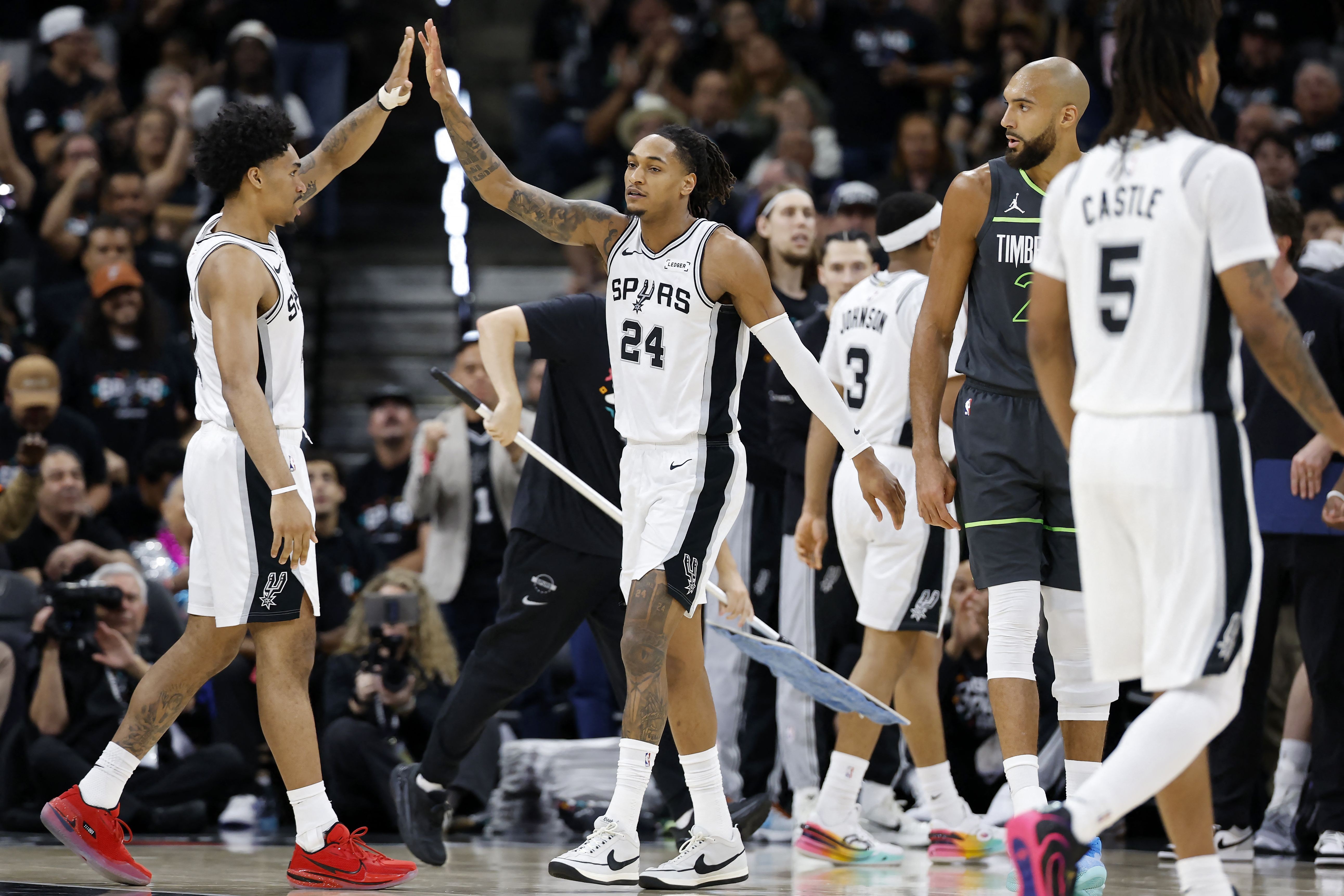 Vassell acerta incrível arremesso no ar em passeio dos Spurs na NBA; assista