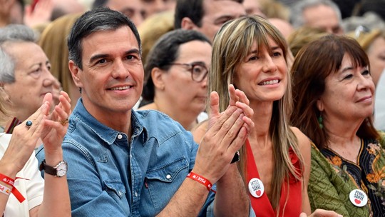 Premier da Espanha abandona ideia de renúncia após esposa virar alvo da extrema direita: 'decidi continuar'