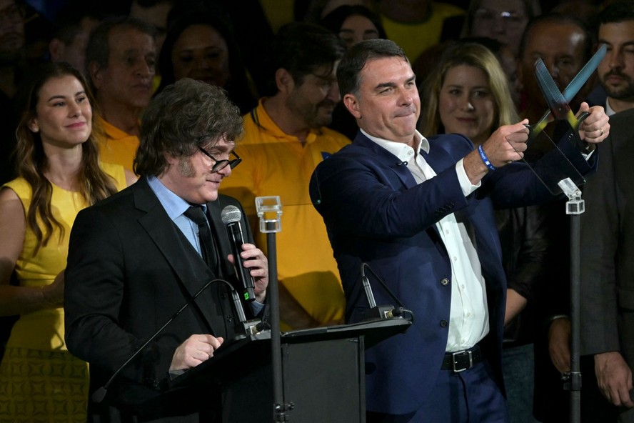 Milei discursa na conven&ccedil;&atilde;o do PL que lan&ccedil;ou candidatura de Fl&aacute;vio Bolsonaro