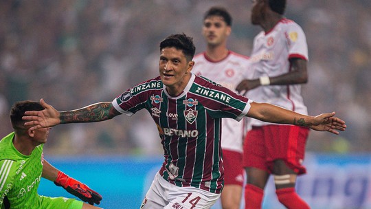 Análise: Torcida e Cano ajudam Fluminense a sobreviver em jogo marcado por erros individuais e de Diniz
