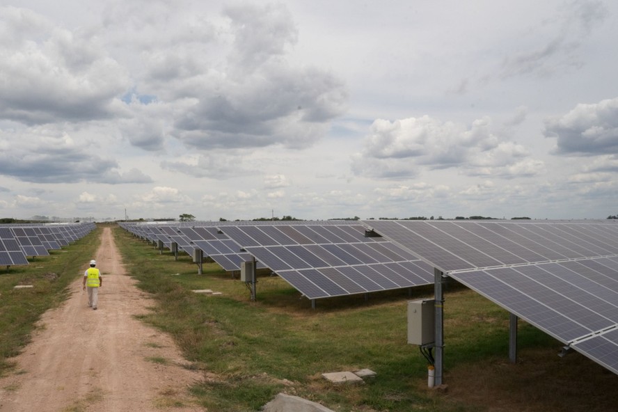 Parque solar na cidade de Constancia, no Uruguai, expoentes da transição energética