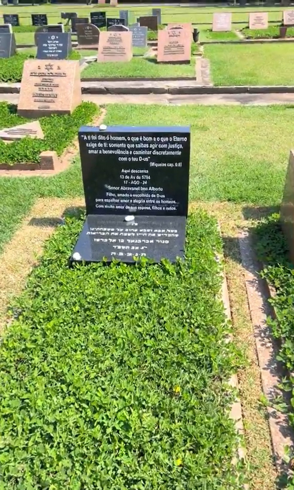 Lápide de Silvio Santos, em cemitério em São Paulo — Foto: Reprodução/X