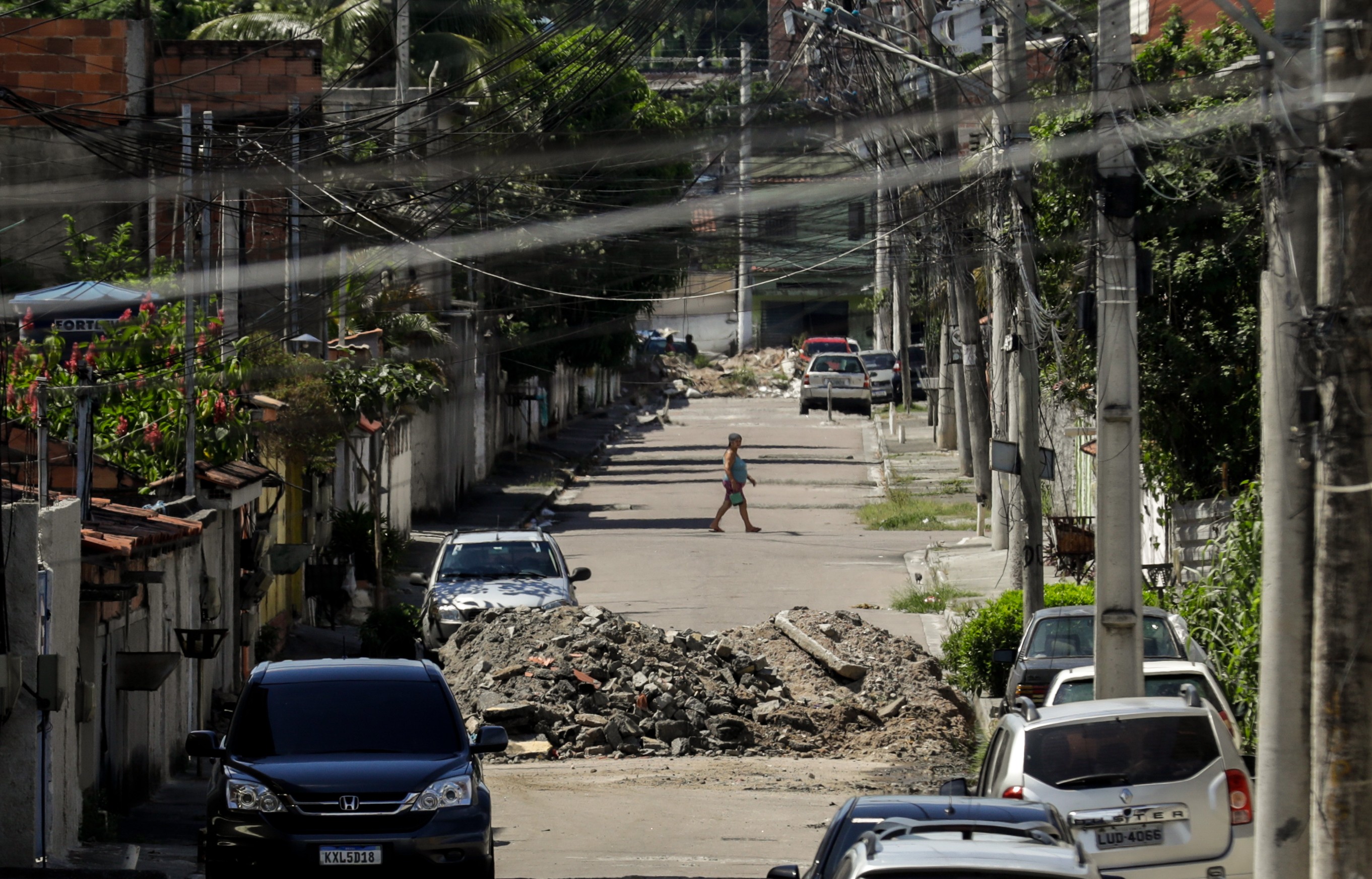 Mulher morre baleada durante tiroteio entre PM e bandidos em São Gonçalo