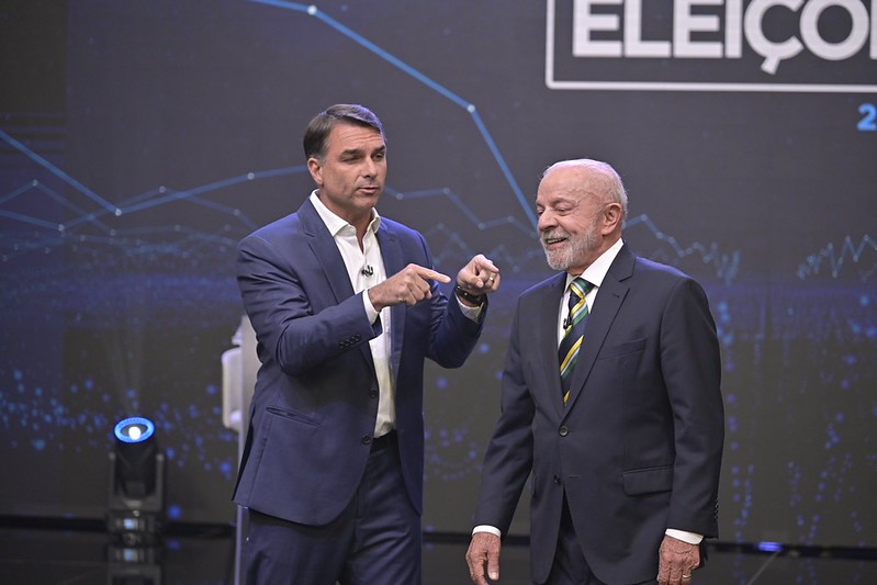Ainda dá para assistir ao debate da Band? Veja confronto entre Lula e Flávio Bolsonaro na íntegra