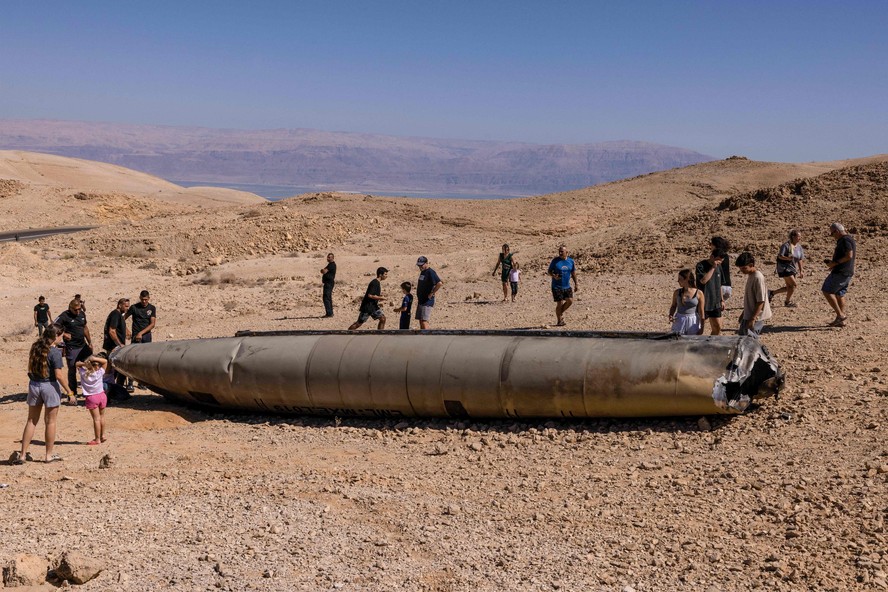 Israelenses observam um dos mísseis lançados pelo Irã e que caiu no Deserto do Negev, sem causar vítimas