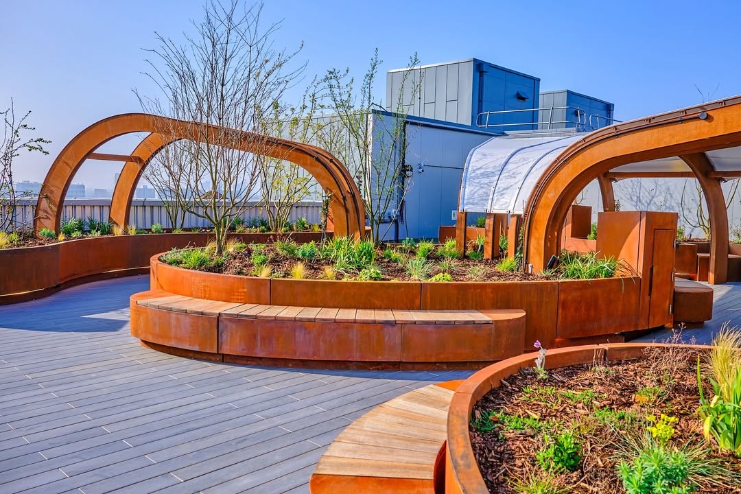 Hospital inaugura jardim para pacientes de unidade de terapia intensiva ao ar livre em telhado, em Londres