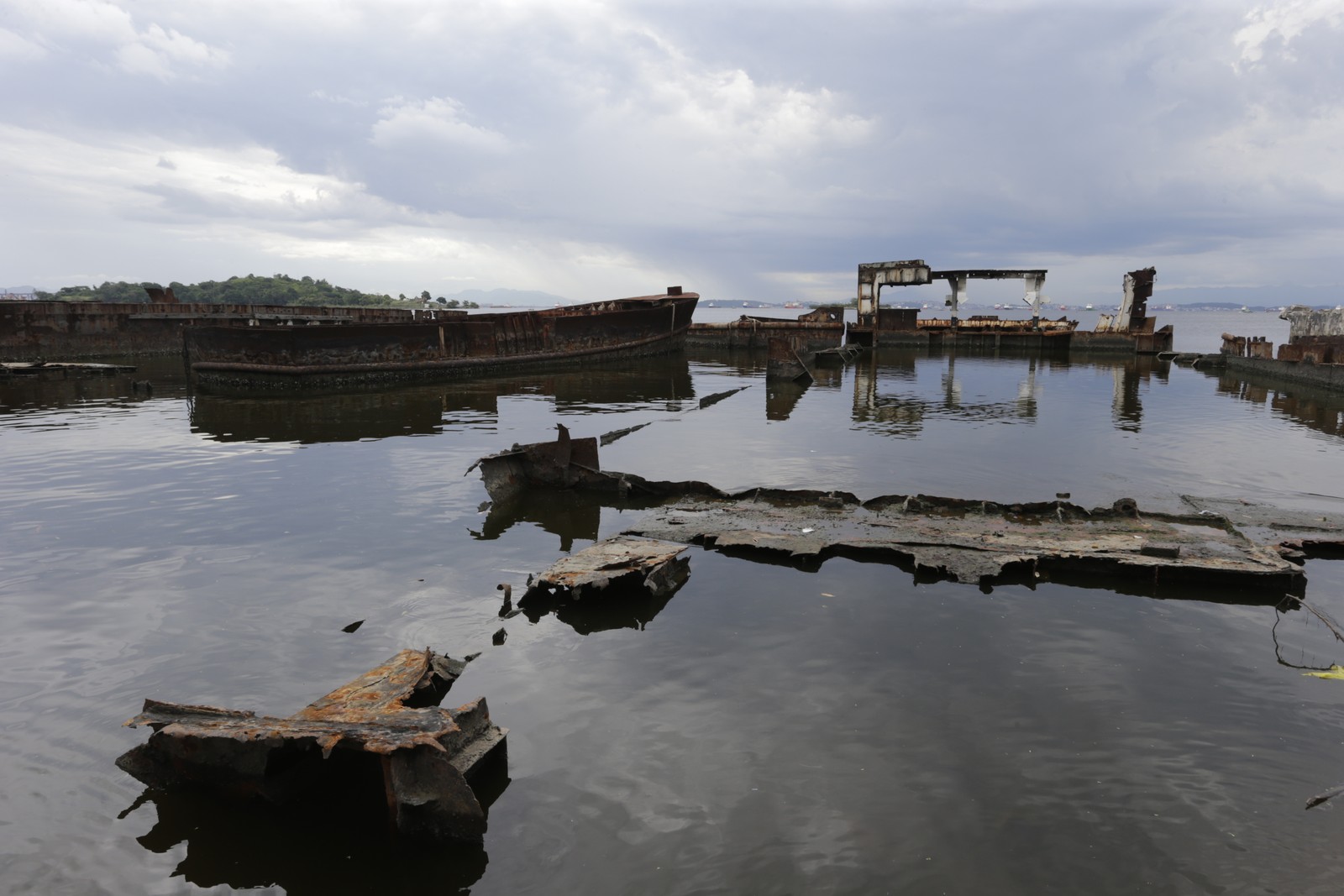 Sucata de barcos e navios na Baía de Guanabara  — Foto: Domingos Peixoto