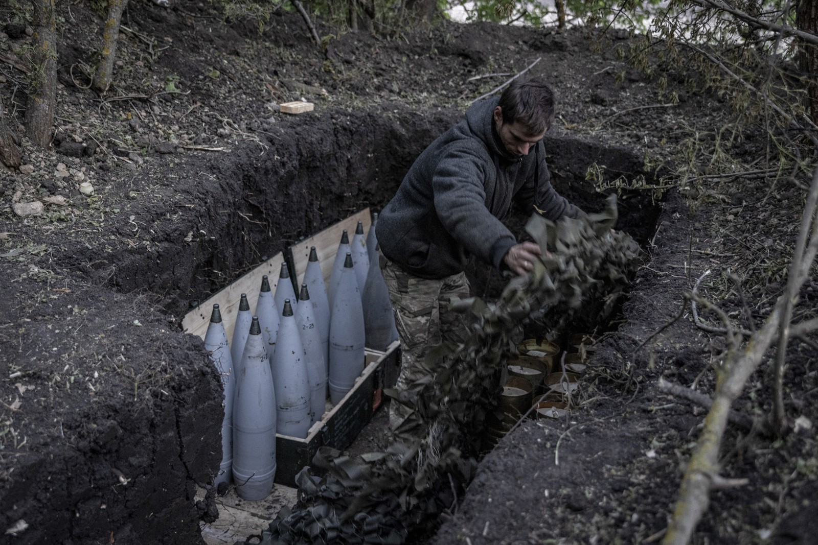 Membro de equipe de artilharia ucraniana armazena munições em posição de tiro perto da cidade de Vovchansk, no norte da cidade ucraniana de Kharkiv — Foto: Finbarr O'Reilly /The New York Times
