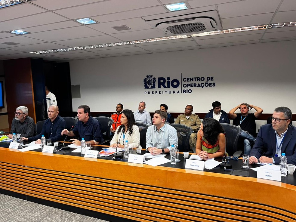 O prefeito Eduardo Paes e representantes dos órgãos municipais apresentam esquema especial para o Rio para eventos no fim de semana — Foto: João Vitor Costa/Agência O Globo