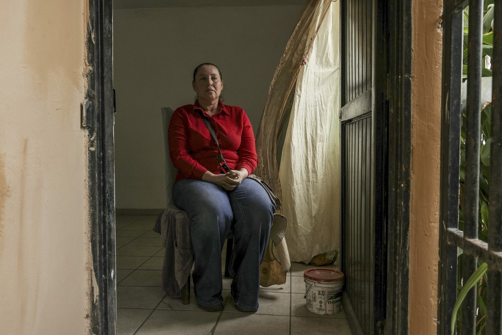 Lucero Uriarte está sentada na casa onde sua filha, Barbara Yáñez Uriarte, e seu neto, Dante, foram assassinados, em Culiacán, capital do estado de Sinaloa, México — Foto: ADRIANA ZEHBRAUSKAS/NYT