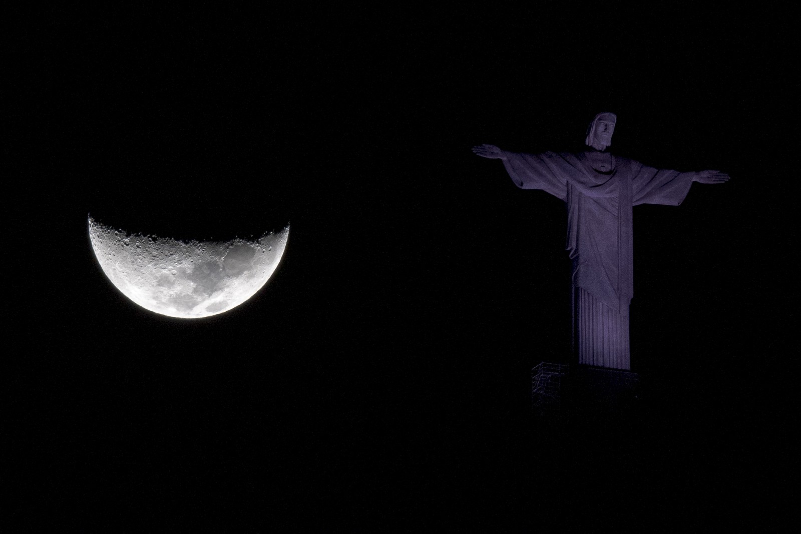 Lua crescente aparece ao lado da estátua do Cristo Redentor, no Rio de Janeiro — Foto: MAURO PIMENTEL / AFP
