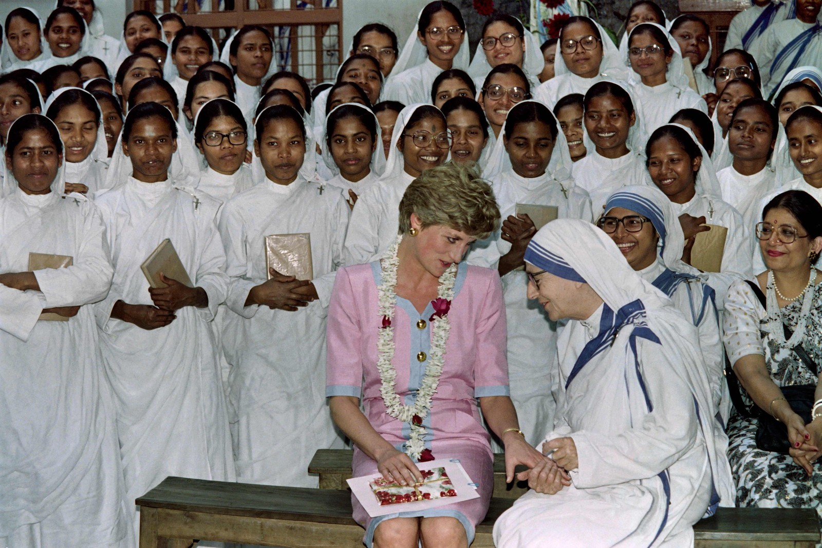 Diana conversa com a irmã Lynne Frederick durante visita a Calcutá — Foto: RAVEENDRAN / AFP