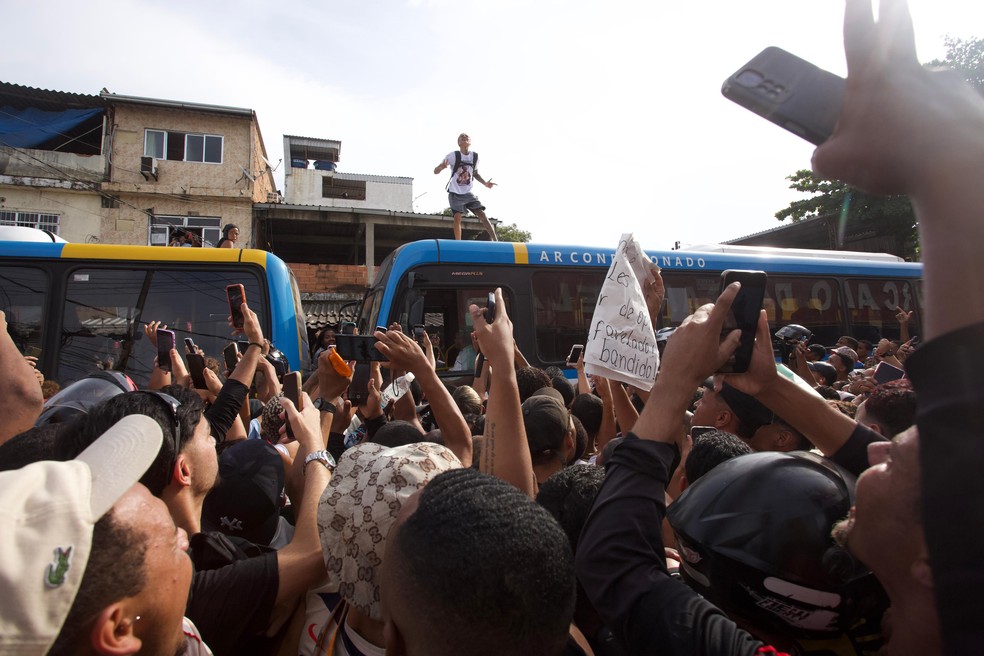 Multidão aguarda a saída do MC Poze do Rodo do Complexo de Gericinó. Poze teve a prisão temporária revogada. Na foto, MC Oruam sobe em um ônibus. — Foto: Júlia Aguiar / O Globo
