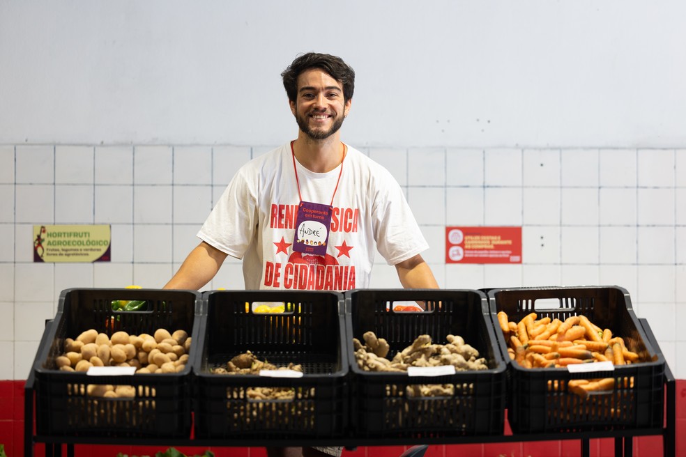 O ator André Torquato, de 32 anos, se interessou pela ideia de integrar uma comunidade — Foto: Maria Isabel Oliveira/Agência O GLOBO
