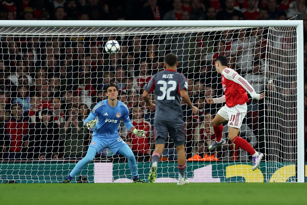 Gabriel Martinelli fez o gol que abriu o placar para o Arsenal contra o Olympiacos — Foto: Adrian Dennis/AFP