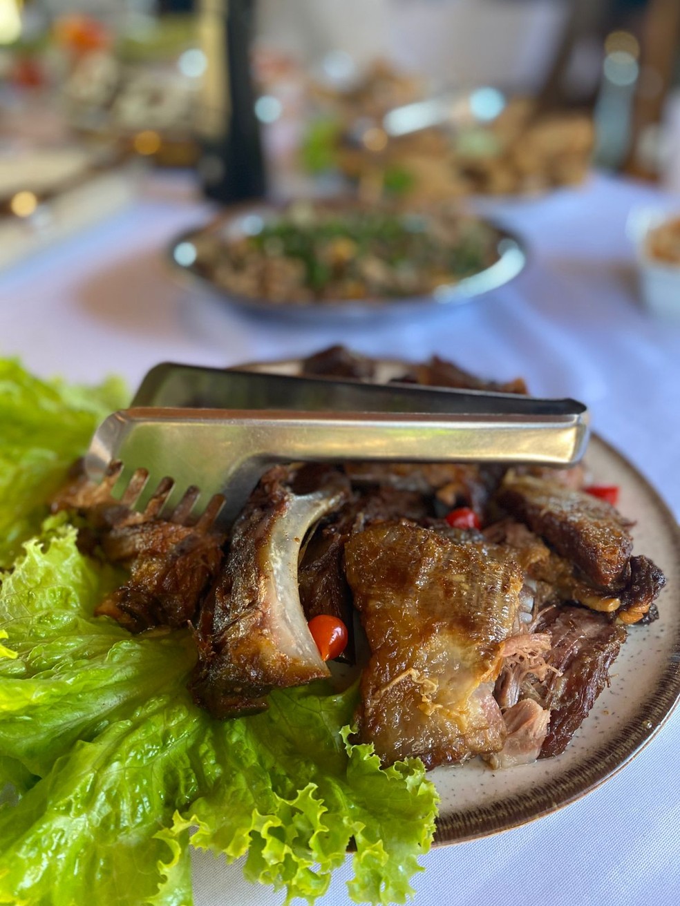 Ainda no Glória: carne na lata, frita na própria banha, no cantinho de Minas — Foto: Tamás Bodolay