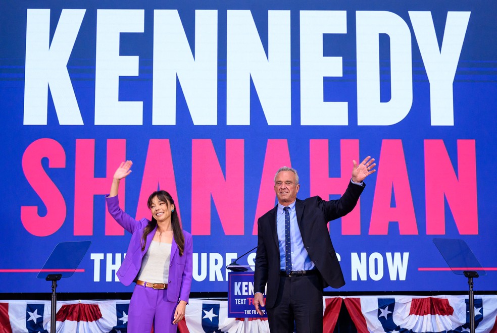 Candidato à Casa Branca, Robert F Kennedy Jr. posa ao lado de Nicole Shanahan, escolhida para compor a chapa — Foto: JOSH EDELSON / AFP