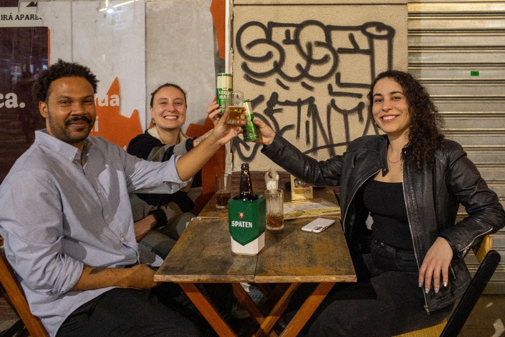Bares na Rua Matias Aires esquina com Rua Augusta. Amigos: Bruna Zobaran, Danilo Santos e Bárbara Santos — Foto: Edilson Dantas / O Globo