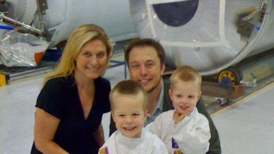 Mãe de Elon Musk publica fotos raras de bilionário com a família em 2008; veja